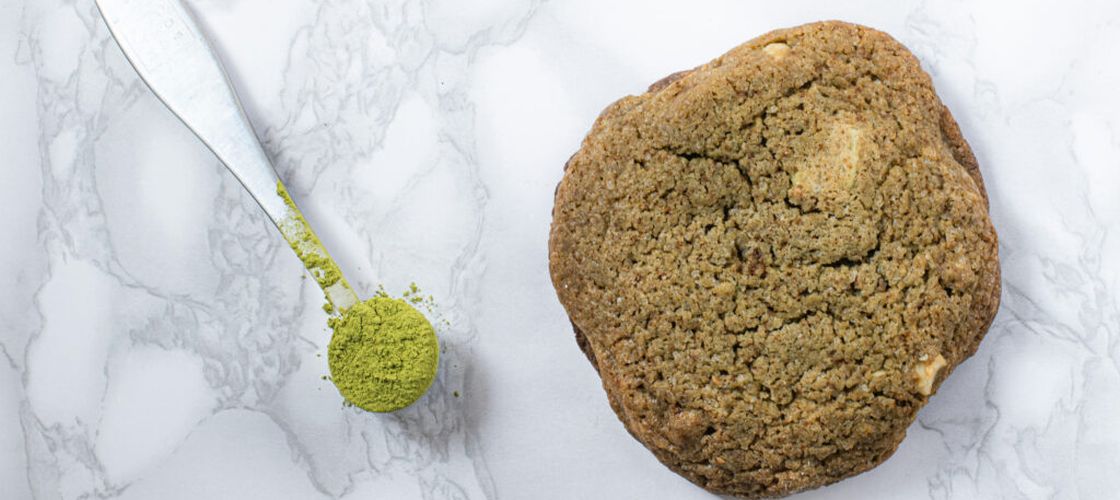 Biscuiți cu matcha și maia: Desertul inedit care combină dulceața ciocolatei albe cu aroma discretă de ceai verde