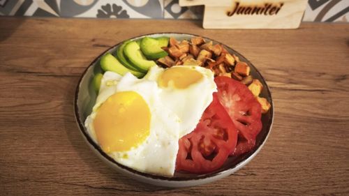 Rețetele Juanitei | Bol de salată de cartof dulce cu ou și nu numai/ O cină complexă și sanătoasă, ușor de preparat