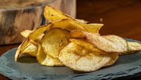 VIDEO ABC în bucătărie | Cum faci acasă cartofi chips crocanti și aromați. Secretul unui bucătar cu stele Michelin explicat pas cu pas