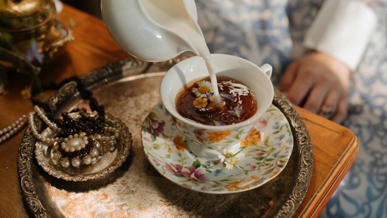 Tu știi de ce se pune lapte în ceai? Iată povestea originilor acestui obicei și explicația științifică a combinației
