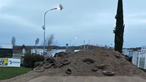 Agricultorii francezi își intensifică protestele, luând în vizor clădiri publice, lanțuri de distribuiție și mărci cunoscute