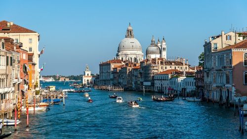 La festivalul de film de la Veneția iese din scenă șampania franțuzească. Îi ia locul vinul Prosecco, produs în zonă