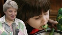 Cum convingem copiii să mănânce legume și de ce este important / Dr. Daciana Toma: „Un copil poate avea nevoie să vadă sau să guste aceeași legumă de 10-15 ori înainte să o accepte”