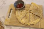 VIDEO | 10 lei, 10 minute. Tortilla cu ou și brânză care îți rezolvă micul dejun, prânzul sau cina pentru toată familia