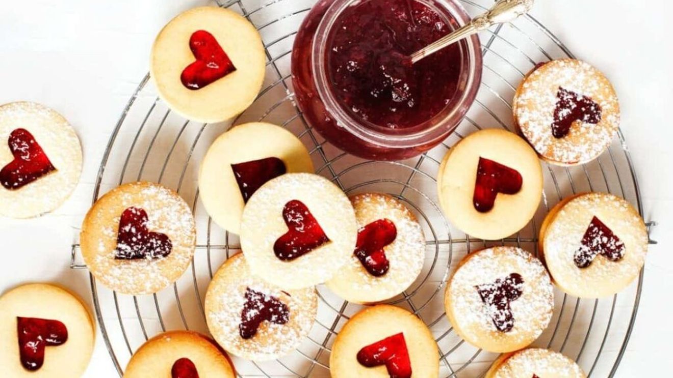 Prăjituri pentru Crăciun: Fursecuri Linzer/ Doi biscuiți lipiți cu gem de caise sau căpșuni/ Rețetele Juanitei