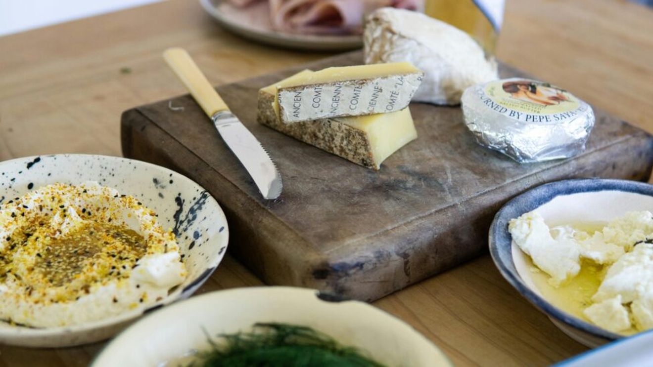 O brânza extrem de populară în Franța se află în mijlocul unui scandal, fiind acuzată că ar fi dăunătoare pentru mediu