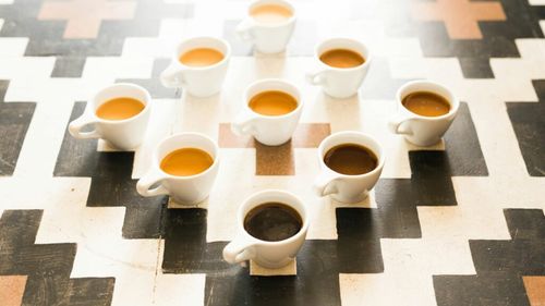 Directorul fabricii Tesla din Germania reclamă dispariția a 65.000 de ceşti de cafea. Statistic, angajații companiei au fiecare acasă cinci ceşti de cafea