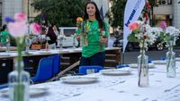 Masa care unește | 20.000 de oameni, la o masă lungă de 5,4 kilometri, în centrul Bucureștiului / Organizatorii încearcă să stabilească un nou record mondial