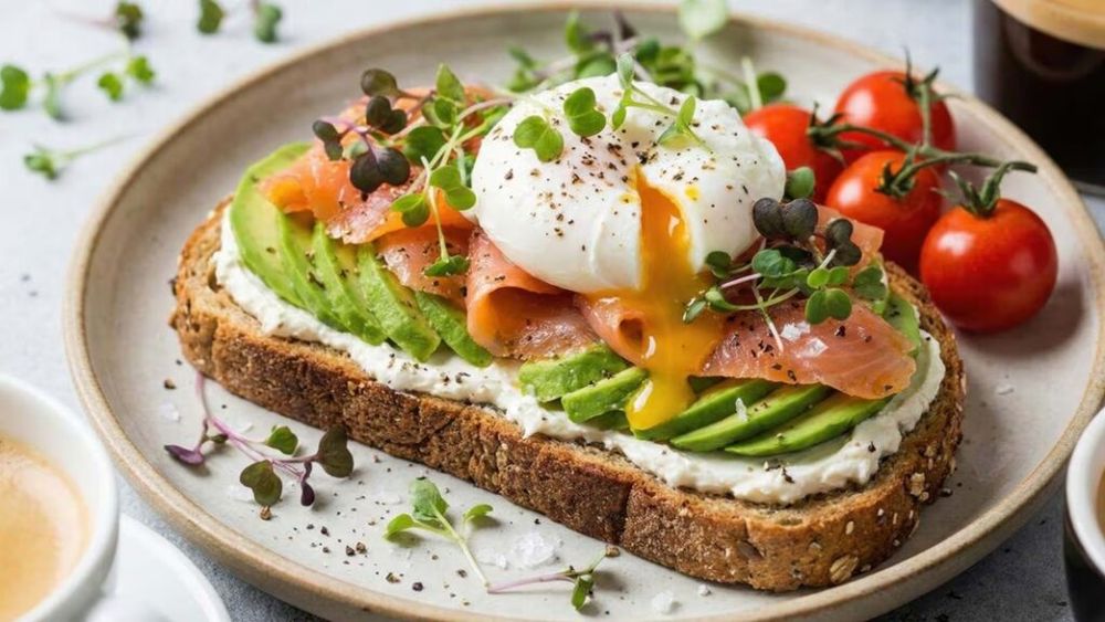 Cinci idei de mic dejun bogat în proteine care te țin sătul mai mult timp / Nutriționiștii spun că prima masă a zilei poate ajuta la controlul greutății și al glicemiei