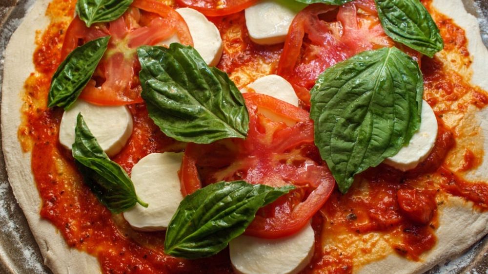 Zece mâncăruri delicioase care s-au născut din greșeală sau încăpățânare / De la salata Caesar, pizza Margherita sau biscuiți Graham, o mulțime de preparate celebre a fost gătite din disperare sau printr-o întâmplare