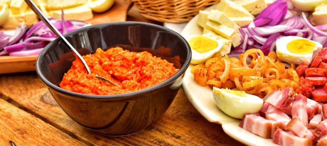 Gastronomia devine cartea de identitate a Țării Hațegului/ Proiectul ”Meniu Hațegan”: crema hațegană de fasole boabe cu ciuperci și costiță afumată/Rețeta a fost recuperată de jurnalistul culinar Cosmin Dragomir