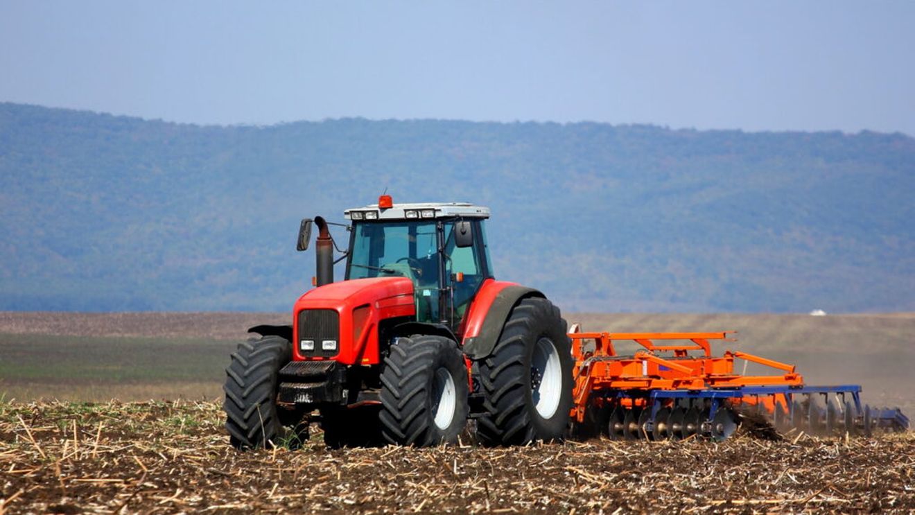 Șoferii cu permis categoria B pot conduce și tractoare / Noua lege elimină examenul suplimentar și simplifică viața fermierilor