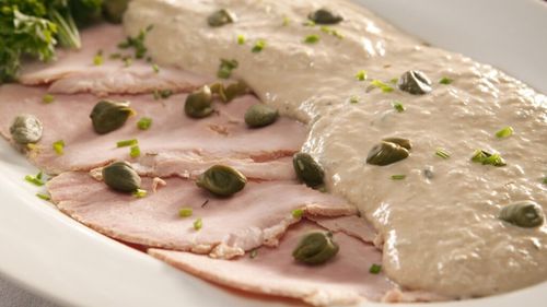 Prânzul de duminică. O rețetă italiană de vară cu carne și garnitură ușoară rece: Vitello tonnato/carne de vită rece cu sos de ton cu dovlecei cruzi marinați