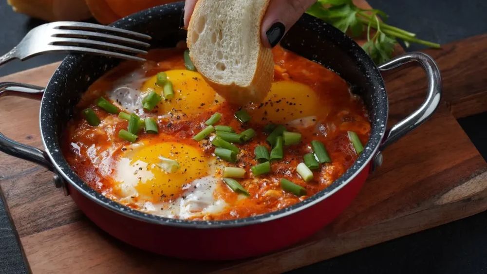 Uova alla contadina. O rețetă tradițională italiană de ouă la cuptor, cu sos de roșii și brânzeturi