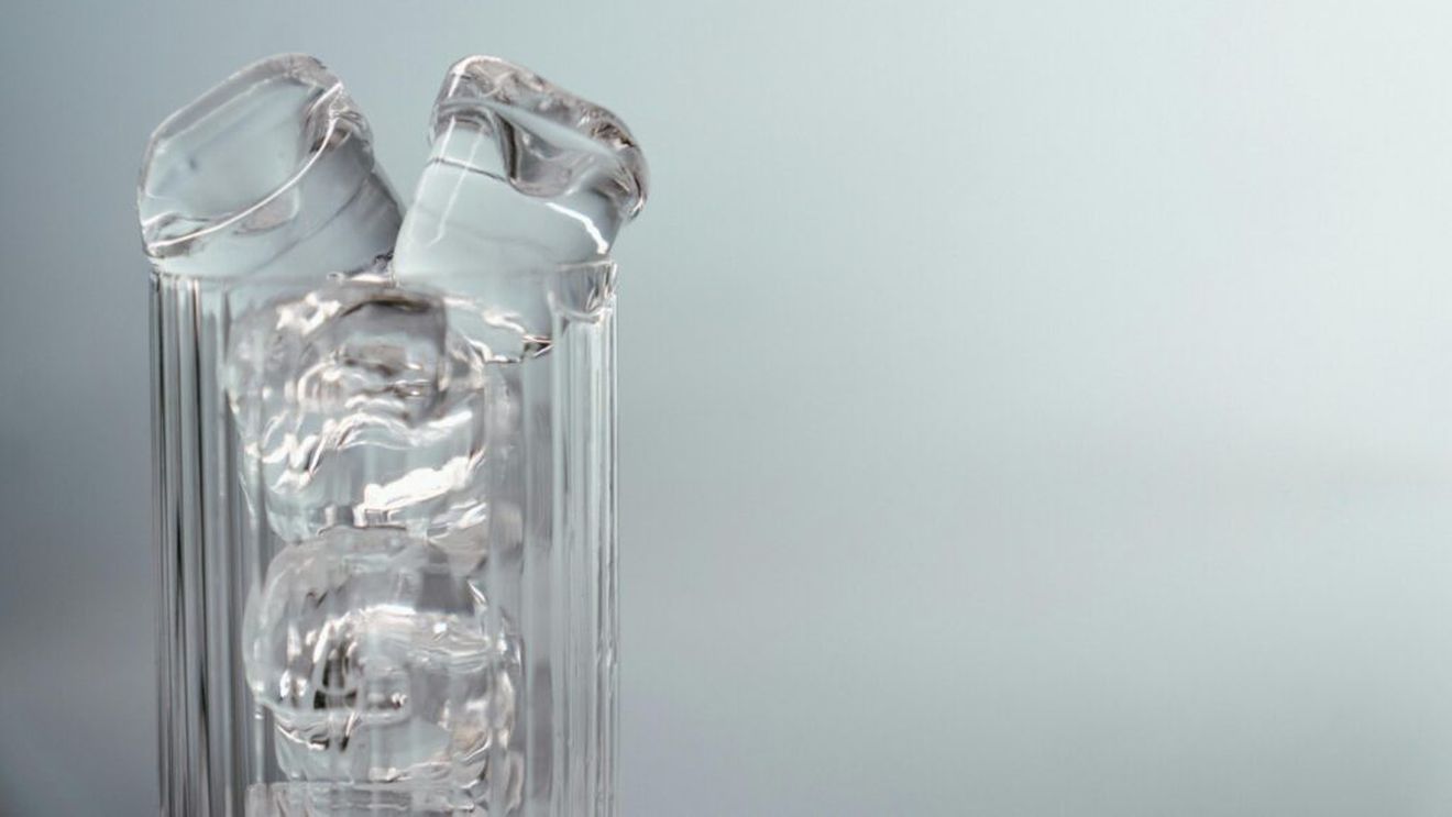 Apa cu gheață și alimentele reci, un aliat pentru pierderea în greutate/ Iată ce înseamnă dieta hack-ului cu gheață și cum ajută eala arderea caloriilor