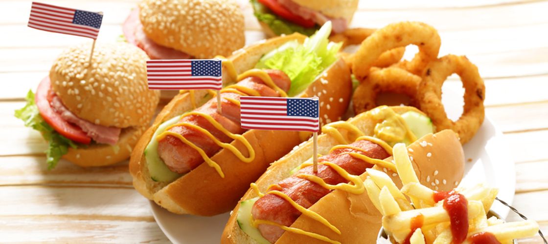 Hotdogul, simbol cultural al Americii și unul dintre cele mai consumate alimente ultraprocesate / Ce conține, de fapt, și ce spun nutriționiștii despre el