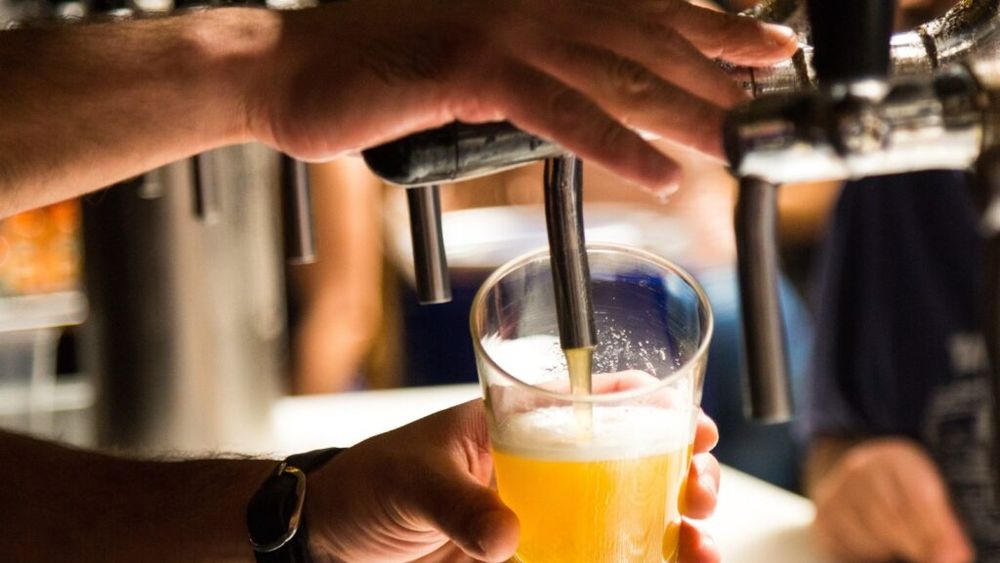 Tot mai mulți români preferă berea la masa de Paște. Cum se schimbă obiceiurile de consum