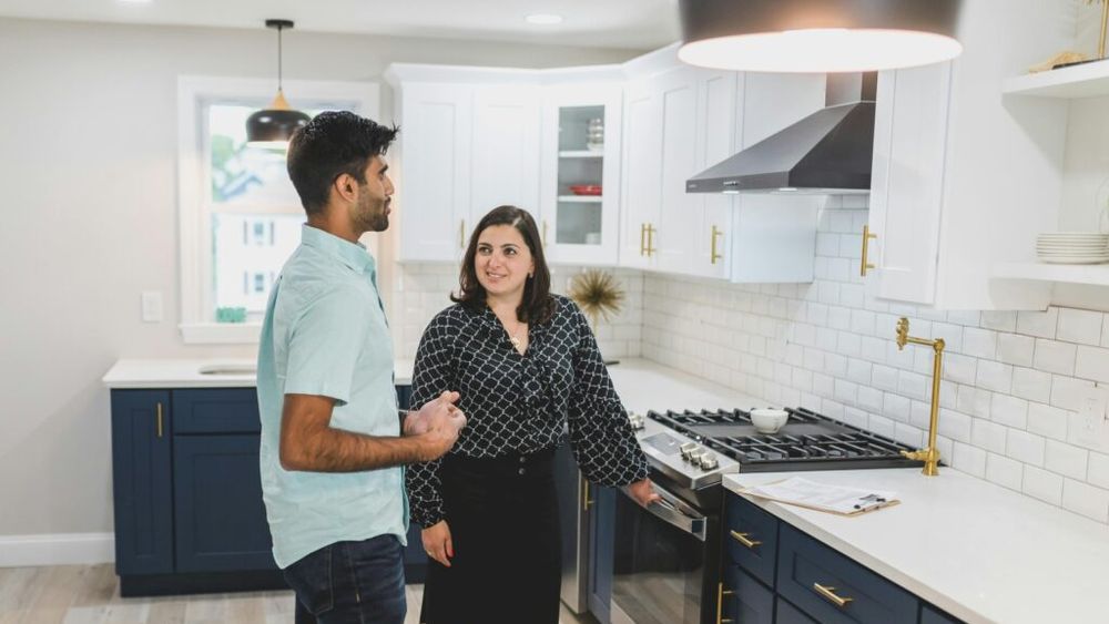 Cum te poate ajuta reamenajarea bucătăriei să SLĂBEȘTI / Cercetătorii de la Universitatea Cornell au descoperit cum putem scăpa de „mâncatul fără să ne dăm seama”