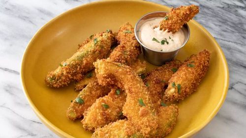 Avocado prăjit, servit cu maioneză picantă, coriandru și lime / Rețeta pentru un prânz delicios și rapid