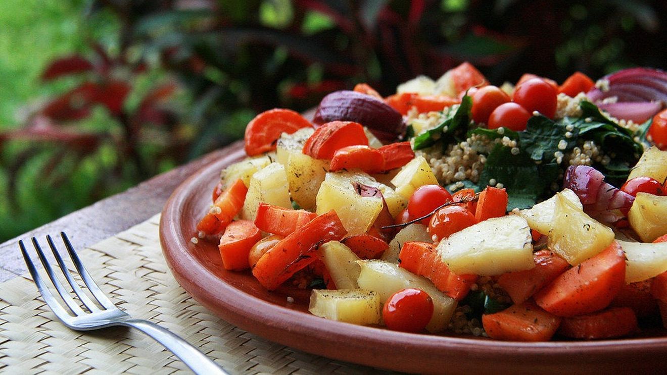 10 idei de salate de cartofi pe care trebuie să le încerci: De la celebra „salată orientală” la cea cu ton și capere sau cu avocado