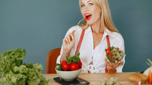 Cum te pot ajuta roșiile să slăbești / Cercetătorii spun că sunt bogate în nutrienți și pot contribui semnificativ la pierderea în greutate, indiferent dacă le consumăm crude sau gătite - STUDII