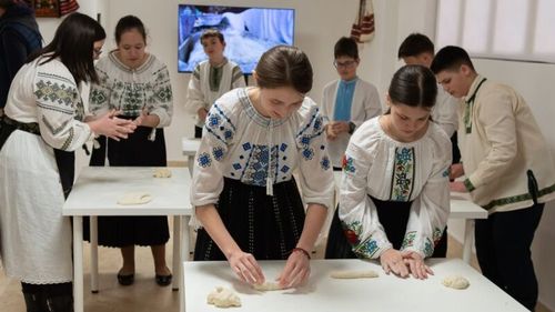 Aluaturi tradiţionale de Paşti, frământate la muzeul din Arad de sute de copii: „Avem aceeaşi reţetă simplă de sute de ani, pe care o ştiu şi eu de la bunici, doar apă, drojdie, sare şi făină”