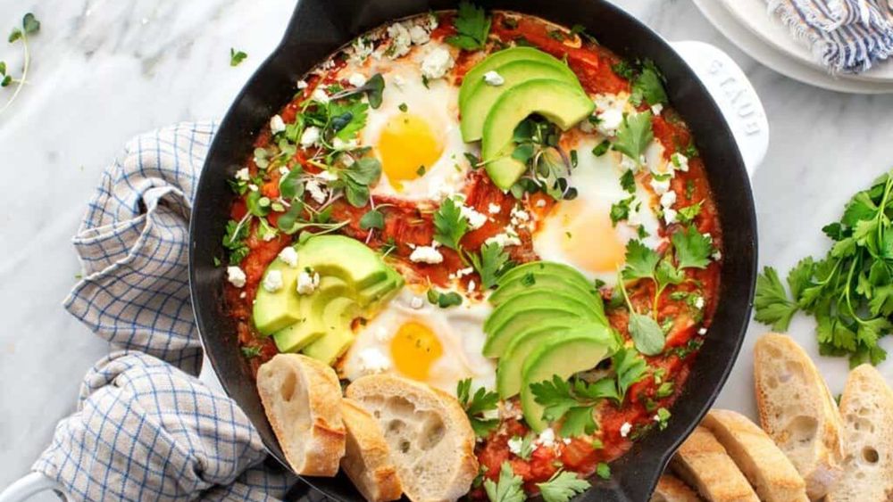 Cum prepari cel mai bun shakshuka pentru micul dejun/Ouă poșate, sos de roșii picant, o rețetă ce poate fi gătită oricând ți-e foame