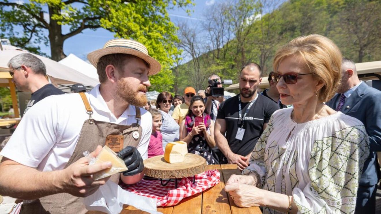 GALERIE FOTO | Miros de pâine caldă și muzică: Festivalul „Suflet de România” și-a deschis porțile la Săvârșin / Majestatea Sa Margareta a căutat brânzeturi pentru spaghete: „Brânză afumată aveți?”