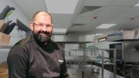 VIDEO | Când bucătăria merge mână în mână cu antropologia culturală, educația și proiectele sociale/ Chef Adrian Hădean: Vrem să oferim bucătarilor o interpretare a gastronomiei plecând de la niște origini pe care le avem în comun cu alte culturi