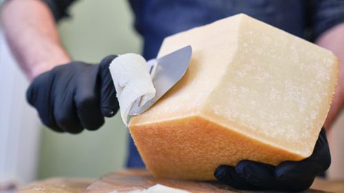 ABC în bucătărie | Cum să păstrezi parmezanul proaspăt mai mult timp / Trucuri simple care previn mucegaiul și pierderea aromei