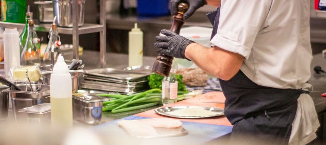 Amenzi după focarul de salmonella de la o nuntă organizată într-un hotel din Iași / Inspectorii au găsit bacteria într-o salată marinată