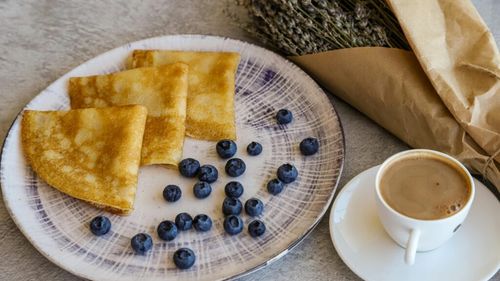 ABC în bucătărie. Cum se face compoziția de clătite, cu ou sau doar din făină cu apă, de post. De ce ies mereu mai bune dacă ținem compoziția o noapte în frigider