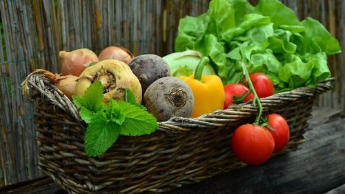 Care alimente trebuie ținute în frigider și care în cămară? Minighid ispirat din normele profesionale de conservare din HoReCa