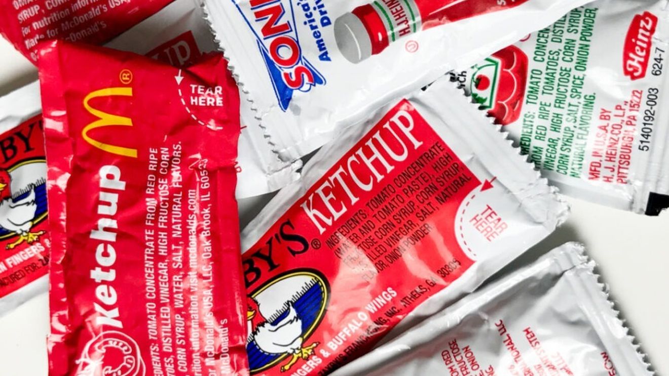 Pliculețele de ketchup și maioneză și cele de zahăr se pregătesc să fie eliminate. Începând cu luna august intră în vigoare noul regulament UE privind ambalajele