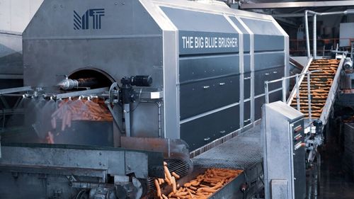 MT Polisher, cel mai mare spălător de morcovi din lume, poate procesa 30 de tone pe oră