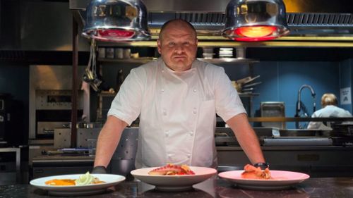 Chef fără secrete | După un deceniu în Londra și Dubai, Chef Radu Gherghelucă s-a întors în România să coordoneze un sistem care trebuie să funcționeze zilnic: „Într-o bucătărie Michelin, nu ai voie să fii bun uneori. Trebuie să fii impecabil de fiecare dată”