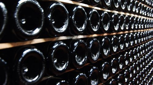 Vinul de lux a înregistrat o scădere drastică la vânzare în UK anul trecut, confirmând criza de sector la nivel internațional