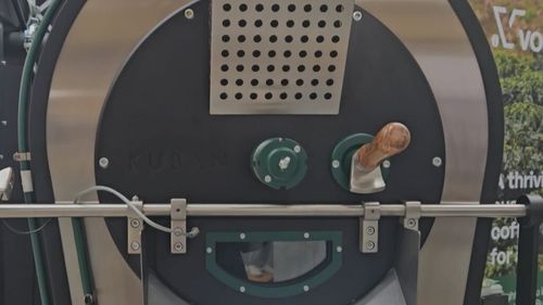 VIDEO | Tot mai mulți proprietari de cafenele investesc în propriul aparat de prăjit cafea: „Sunt tot mai multe cereri și se caută în special prăjitoare mici de un kilogram, care se pot pune pe o tejghea de bar”