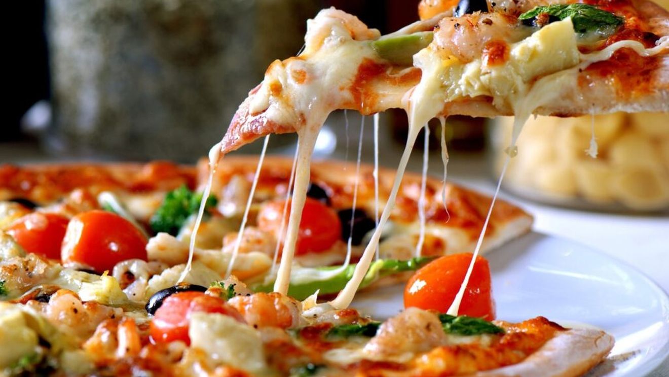 Inteligența artificială a Google i-a recomandat unui utilizator să folosească lipici pentru ca brânza să rămână lipită pe pizza