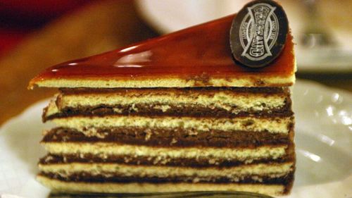 VIDEO: Povestea tortului Doboș, una din cele mai cunoscute prăjituri din cofetăriile României. Reţeta originală a fost creată în 1884 de un cofetar maghiar