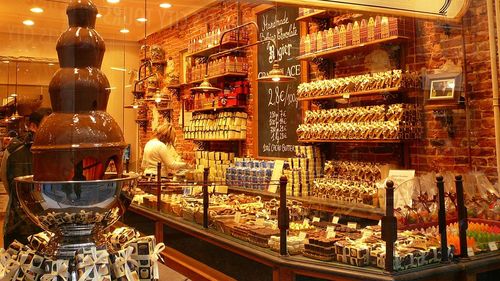 Ciocolatierii belgieni, asaltați de comenzi de Valentine’s Day, dar afectați de prețurile record ale boabelor de cacao / „În 2022, vindeam praline cu 54 de euro pe kilogram. Acum prețul este de 84 de euro pe kilogram”