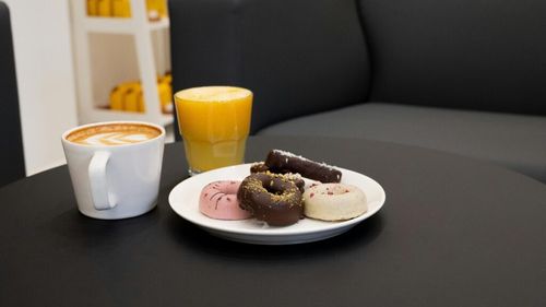 Ce ai alege între un suc și o gogoașă? / Ai fi surprins, dar nutriționiștii te avertizează că sucurile au mai mult zahăr decât gogoașa