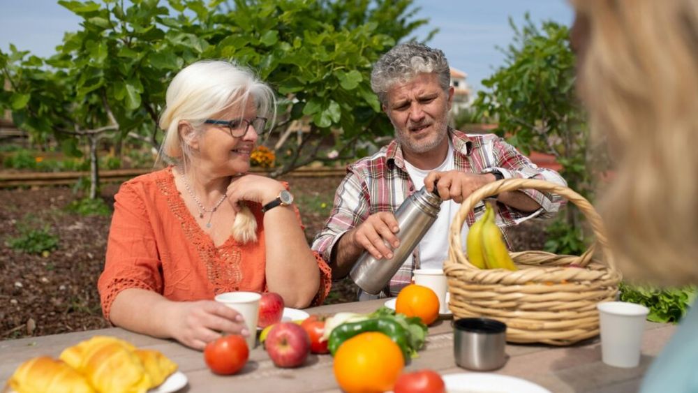 Cinci sfaturi despre cum să adaugi mai multe fructe și legume în meniul tău zilnic / Dacă vrei să nu îmbătrânești prea rapid și să te menții sănătos, consumă fructe și legume, crude sau gătite, la toate mesele și ai grijă ca acestea să fie cât mai colorate
