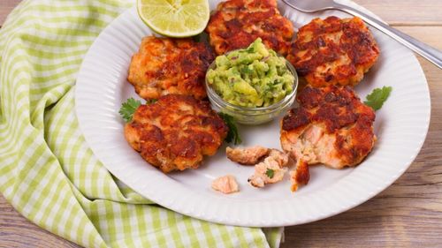 Chiftele de somon, pentru o cină ușoară / Înainte de a ajunge la petrecerea pentru noaptea dintre ani, o mâncare ușoară poate fi ideală