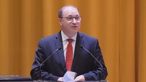 Ministrul Educației, ghicitori despre vaci și cașcaval la Iași / A repetat versurile pentru a obține răspunsul studenților