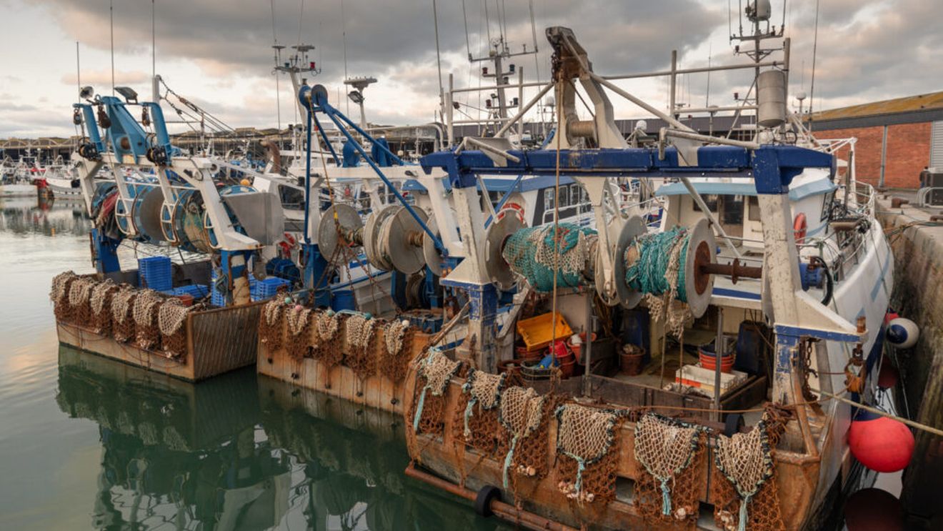 Acordul care vizează prelungirea accesului navelor UE în apele britanice, prelungit până în 2038 / Industria pescuitului reacționează dur / Pescarii acuză guvernul că a cedat în fața Bruxellesului