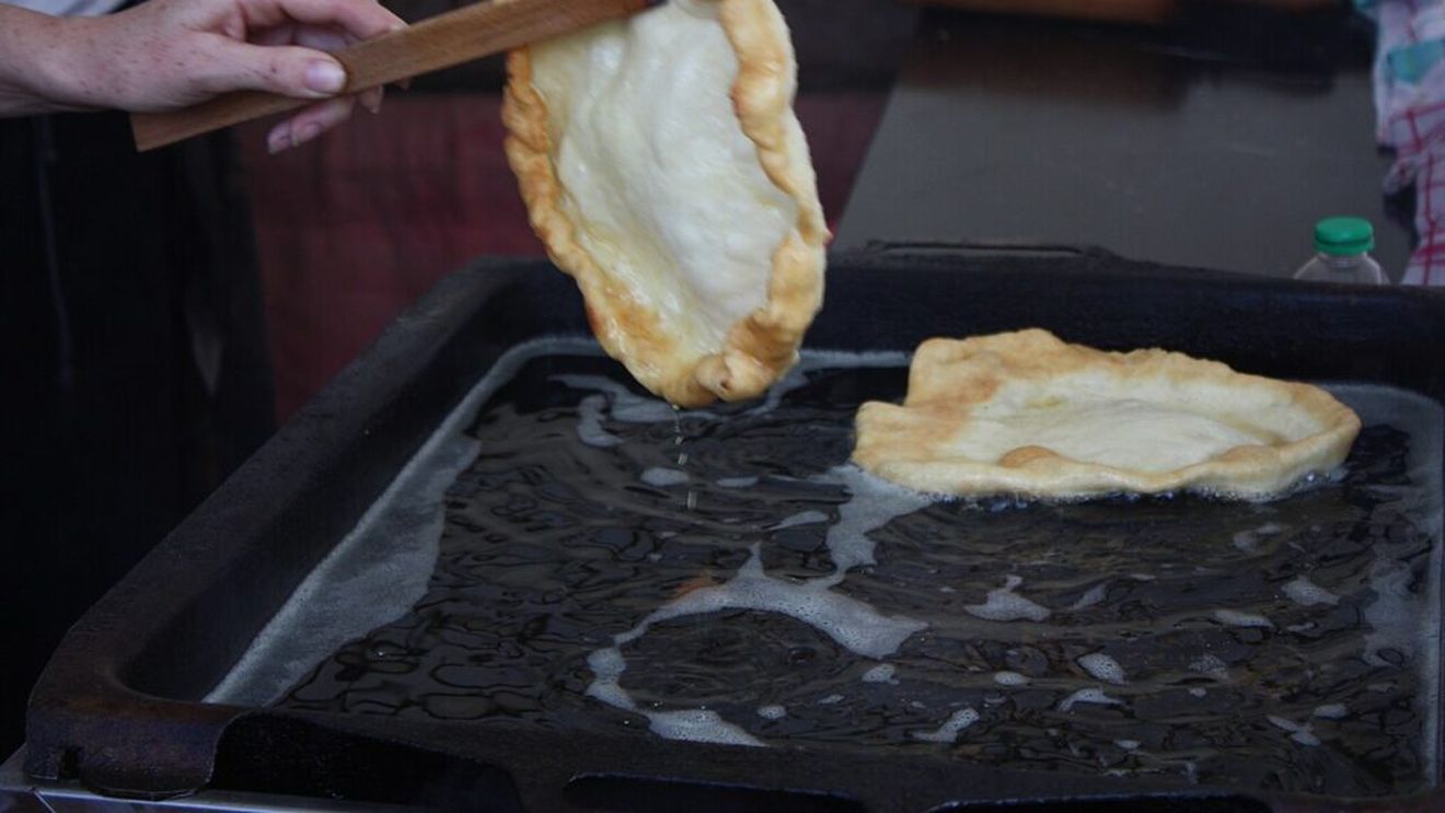 „Festivalul Langoşului”, organizat în Parcul Alexandru Ioan Cuza din Capitală, în weekend-ul de Rusalii / „Vedeta festivalului va fi, desigur, langoşul pufos, crocant, umplut cu brânză, usturoi, smântână sau dulceţuri”