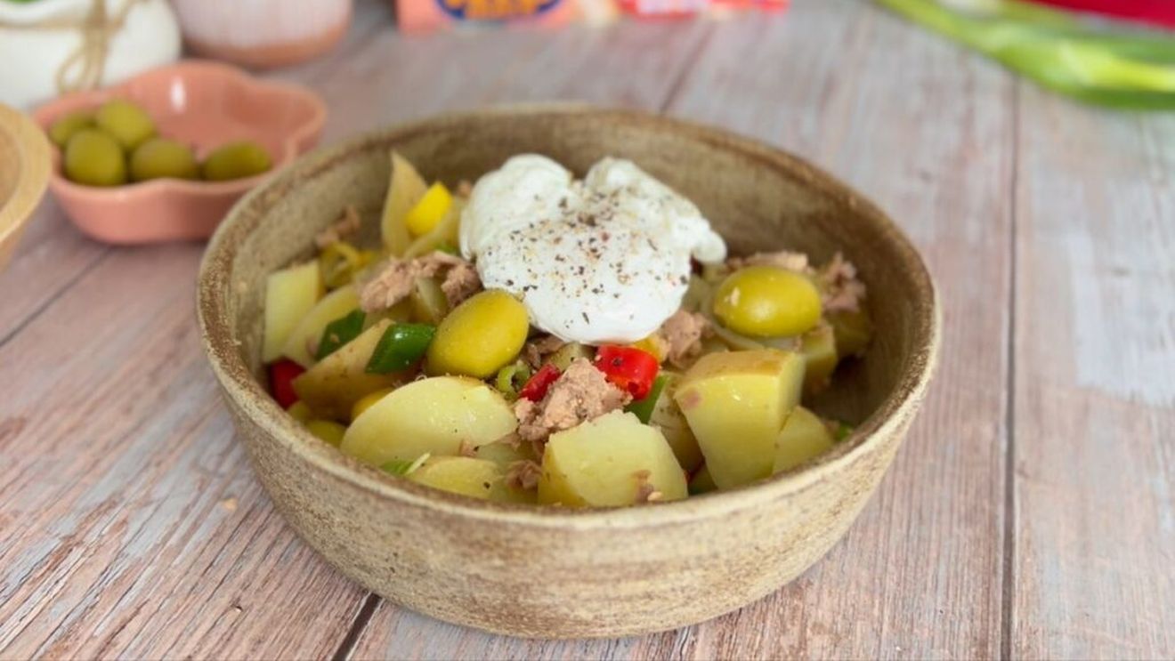 VIDEO | Salată caldă cu cartofi, ton cu chilli și ou poșat / Un mix inedit între confort food și arome picante