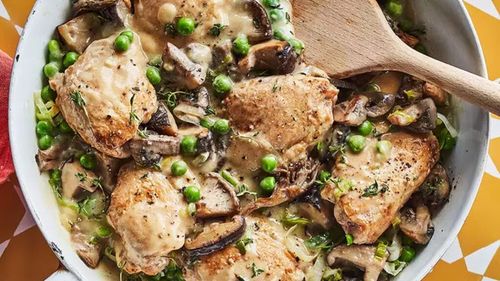 Pui înăbușit cu ciuperci și praz, o cină săracă în grăsimi saturate și bogată în fibre/Sosul de muștar aduce o savoare ușor picantă