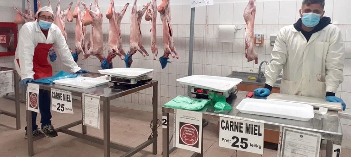 Prețul cărnii de miel se menține, în piețele din Arad, la nivelul de anul trecut / Presiunea economică îi determină pe unii crescători să vândă chiar mai ieftin